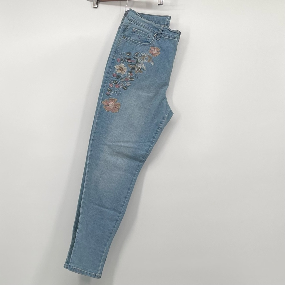 Gloria Vanderbilt Amanda Light Wash Floral Embroidered Jeans